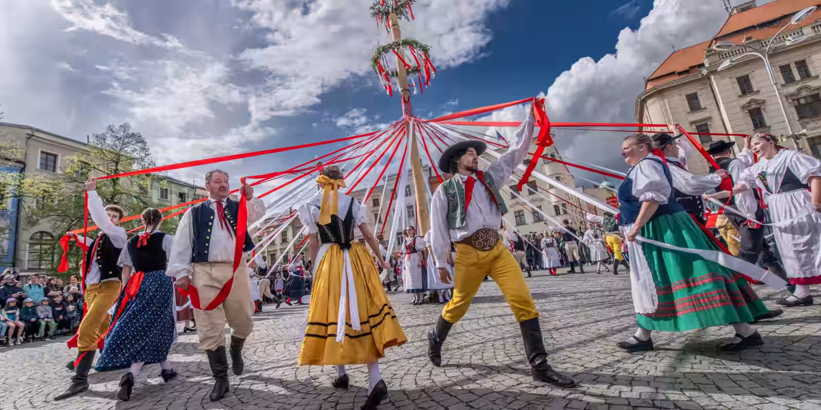 Zaplétání májky a májový jarmark